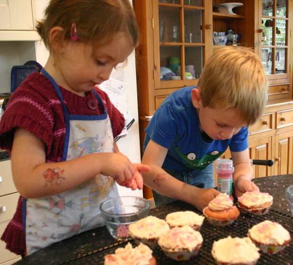 Decorating cup cakes